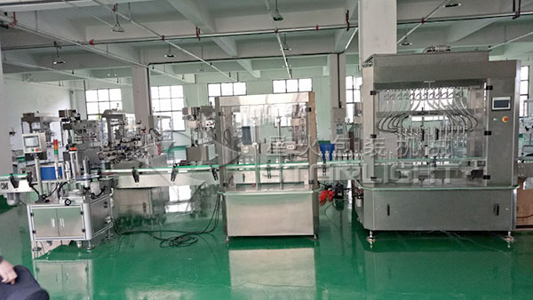 星火車(chē)間液體灌裝機(jī)實(shí)拍展示圖