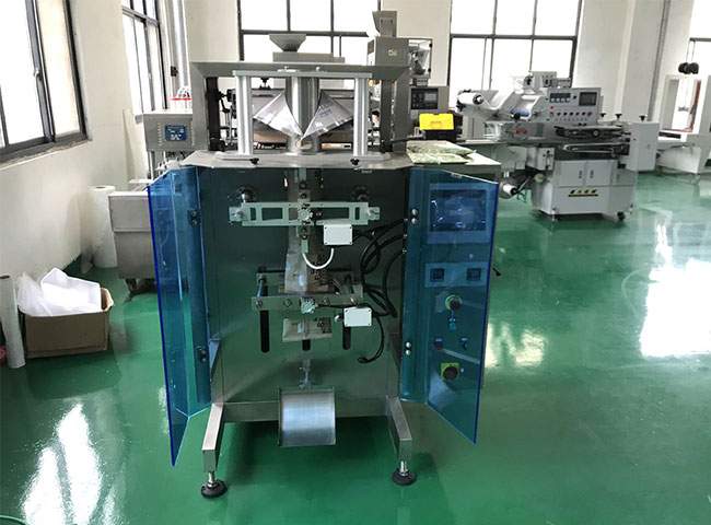 小型液體袋裝全自動灌裝機設備展示