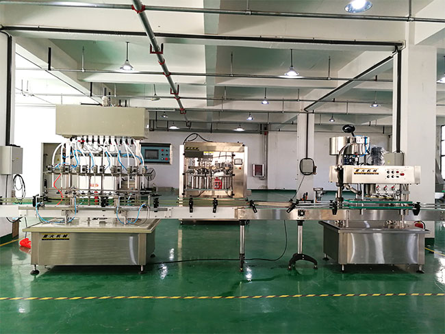 小型液體灌裝機設備展示