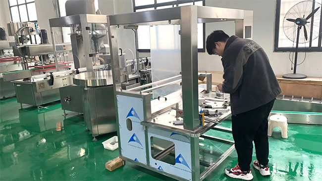 膏體灌裝機設(shè)備車間實拍