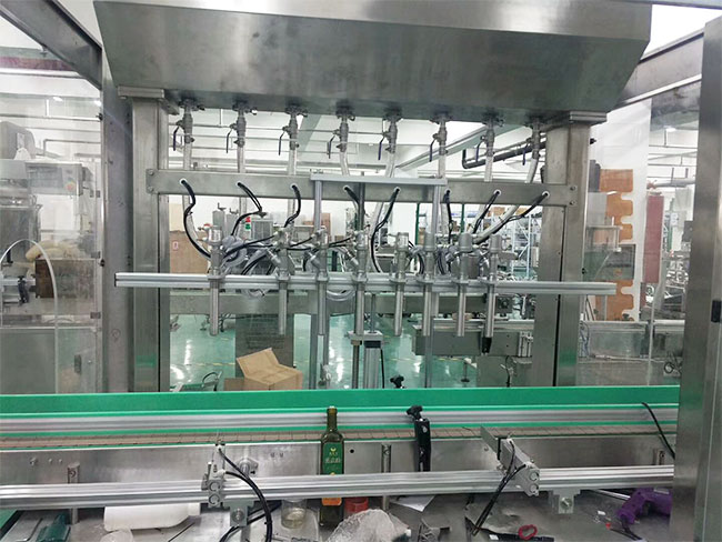 全自動液體灌裝機設(shè)備展示