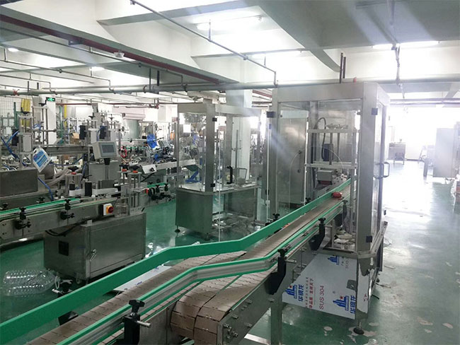 全自動液體灌裝機設(shè)備展示