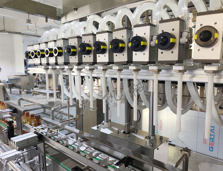 全自動化工溶液灌裝機實拍