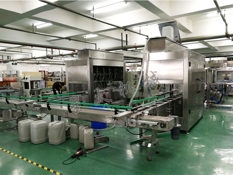 25公斤液體自動灌裝機生產(chǎn)線車間展示