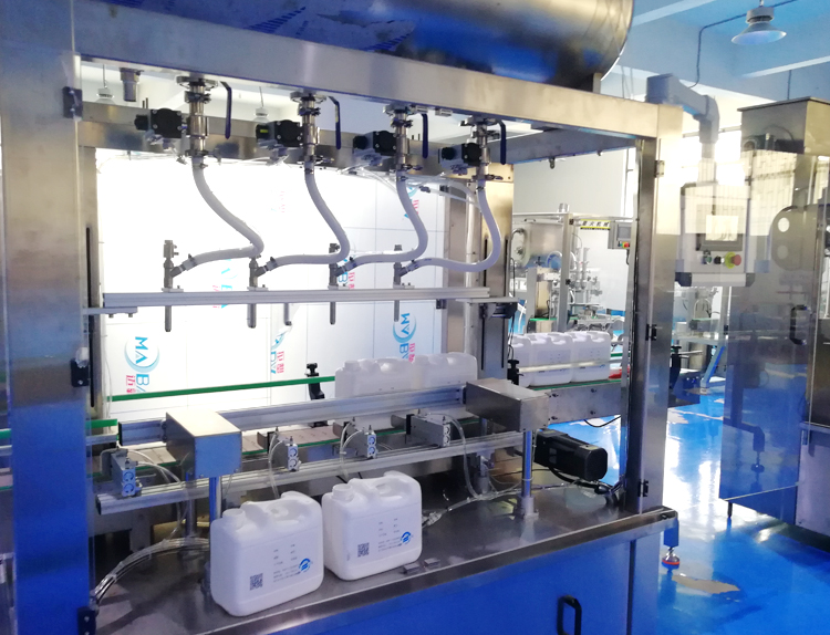 桶裝水溶肥灌裝機(jī)設(shè)備實(shí)拍