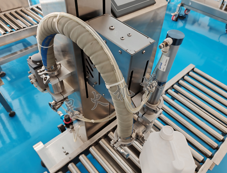 單頭25kg液體稱重灌裝機實拍