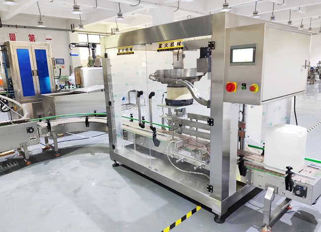 全自動化工桶理蓋上蓋旋蓋機(jī)